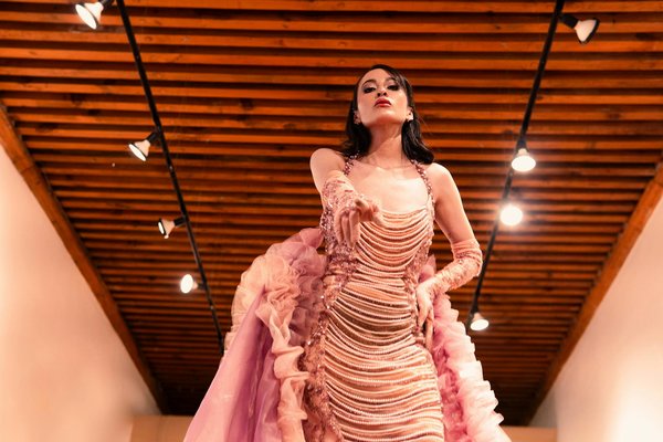 Quels conseils pour porter des manteaux longs avec des jupes midi?